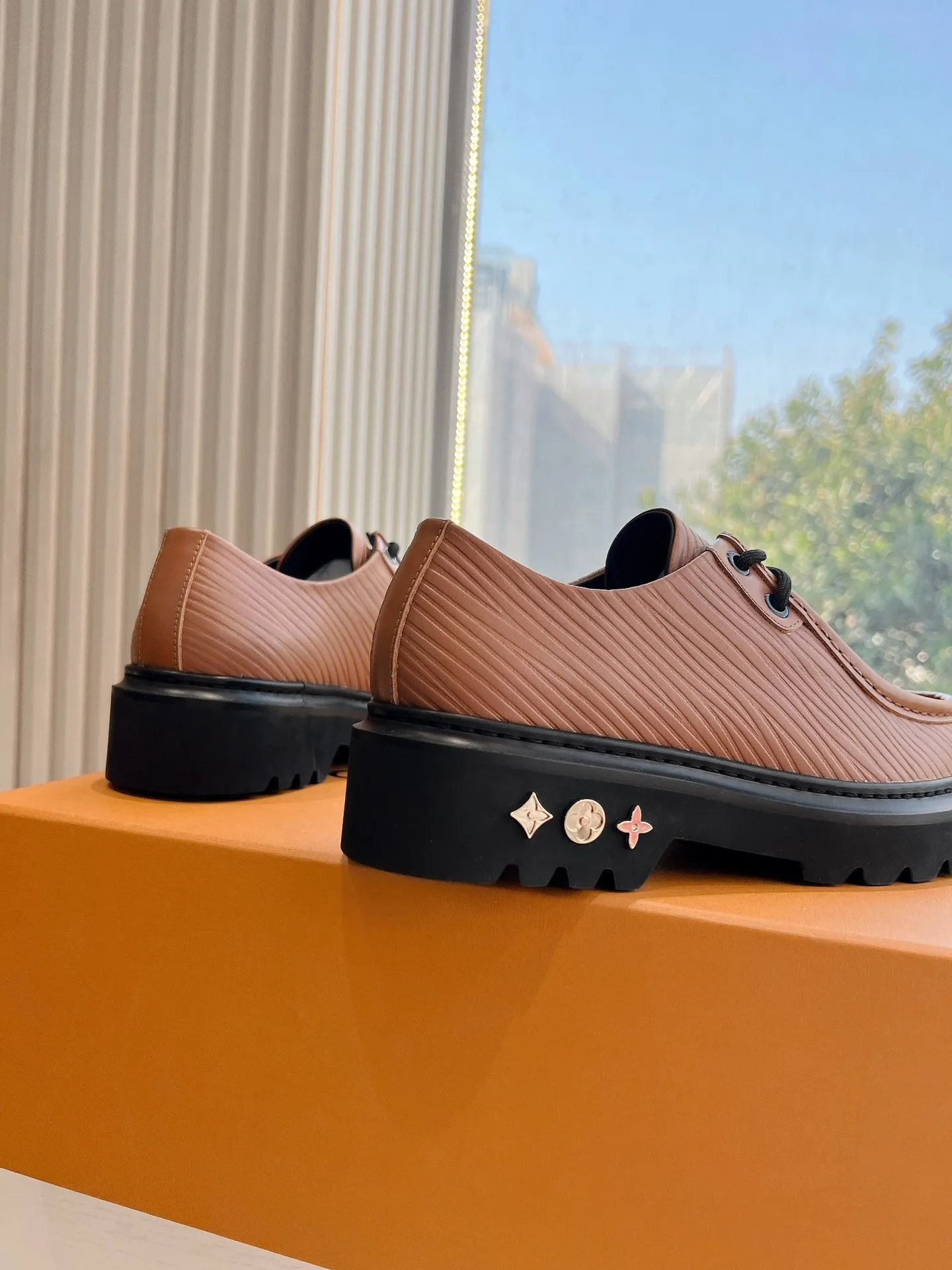 👟👟Ex-factory price 720👟👟 What you see is what you get G199 top version Louis Vuitto Louis Vuitton LV donkey brand L Carrefour shoes Archlight classic Skate sports and leisure thick-soled shoes Your LV outfit is shared today Louis Vuitton Presbyopic thick-soled loafers Original purchase and development Production Original purchase and development Production This LV Archlight sneaker is from Cut from cow leather in a playful shape. Double laces embellished with Louis Vuitton logo beading. The wide tongue and wavy outsole establish recognition, both are decorated with the LV Circle logo ▪️Fabric: Original imported original material ▪️Inner lining: Original customized lining ▪️Sole: Original molded genuine ▪️Size: Women's 35-45 (please note male and female when ordering at 39.40, 45 is not refundable or exchangeable for customization)